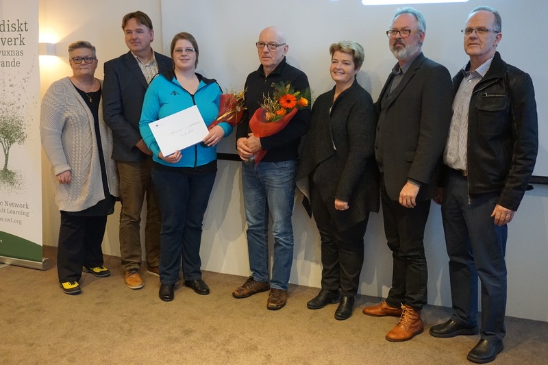 Frá vinstri: Bryndís Þráinsdóttir, framkvæmdastjóri Farskólans, Halldór Gunnlaugsson, verkefnastjóri námsins, Ásgerður Tryggvadóttir og Ágúst Marínósson, námsmenn og fulltrúar Fisktæknihópsins, Nanna Bára Maríasdóttir, sviðsstjóri hjá Fisktækniskóla Íslands, Ólafur Jón Arnbjörnsson, skólameistari Fisktækniskólans og Þorkell Þorsteinsson, aðstoðarskólameistari Fjölbrautaskóla Norðurlands vestra. Mynd: farskolinn.is.