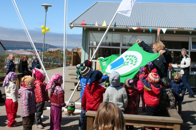 Leikskólinn Ásgarður á Hvammstanga fær sinn annan grænfána í dag. Fyrri fánann fékk leikskólinn i júní árið 2011 og var þessi mynd tekin við það tilefni.