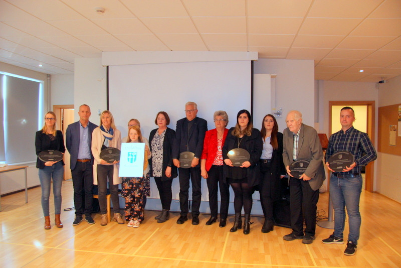 Verðlaunahafarnir með viðurkenningar sínar. Talið frá vinstri: Margrét Kristinsdóttir f. Hótelið á Deplum, Örn Ragnarsson og Margrét Aðalsteinsdóttir f. Lerkihlíð 1, Guðbjörg Árnadóttir og Auður Ásta Þorsteinsdóttir f. Dalatún, Bryndís Óladóttir og Pálmi Rögnvaldsson f. Austurgötu 16, Pálína Skarphéðinsdóttir, Elísa Ósk Ómarsdóttir og Pálína Ósk Ómarsdóttir f. Gil, Rósmundur Ingvarsson sem fékk verðlaun fyrir einstakt framtak og Þorvaldur Gröndal f. Sundlaugina á Hofsósi. Mynd:FE