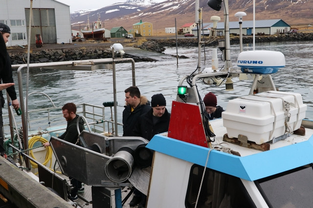 Meðfylgjandi myndir tók Árni Geir á Skagaströnd af nýja bátnum en um borð eru frá vinstri Ragnar Már, Birkir, Guðni og Alex Már.