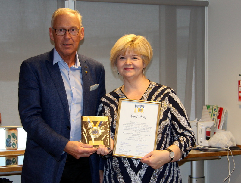 Magnús Svavarsson, fráfarandi formaður Lionsklúbbs Sauðárkróks og Ásta Pálmadóttir sveitarstjóri. Myndir FE