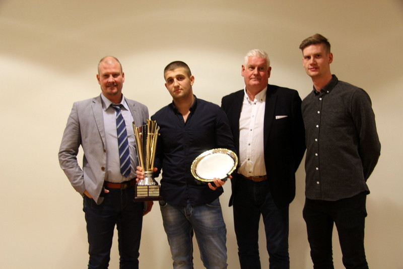 Tsvetan Tsvetanov Michevski, júdókappi, hlaut farandbikar til minningar um Stefán Guðmundsson, fyrrverandi stjórnarformann Kaupfélags Skagfirðinga, og konu hans, Hrafnhildi Stefánsdóttur. Á myndinni eru: Stefán Vagn Stefánsson, Tsvetan Tsvetanov Michevski, Ómar Bragi Stefánsson og Ingvi Hrannar Ómarsson. Mynd: FE