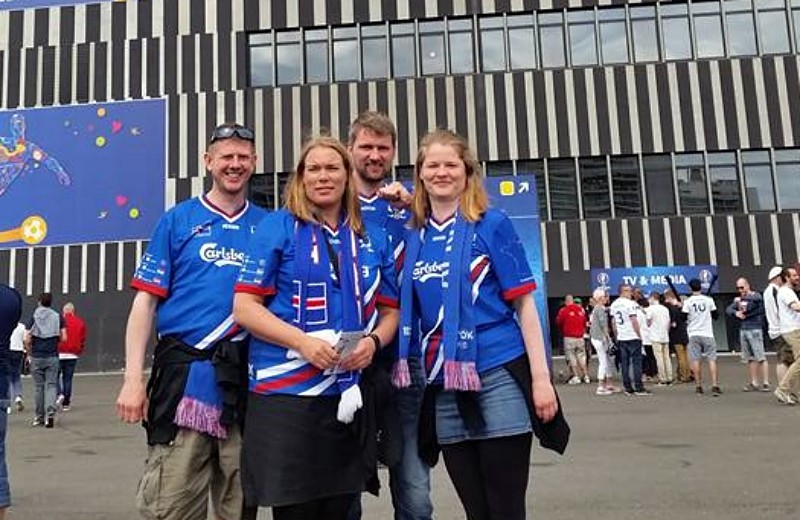 Guðjón Loftsson, Ingibjörg Jónsdóttir (til hægri) ásamt Sigurbjörgu Jóhannesdóttur og Má Hermannssyni (til vinstri) fyrir utan leikvanginn. Mynd/úr einkasafni.