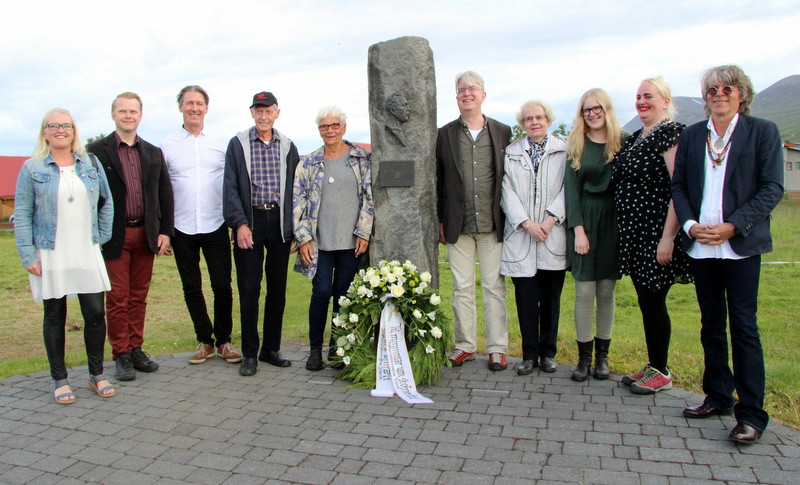 Afkomendur Jónasar Kristjánssonar og þeim tengdir við athöfn er blómsveigur var lagður að minnismerki um þá sem stóðu að stofnun Náttúrulækningafélags Íslands árið 1937.
Á myndinni eru f.v.: Ásta Svavarsdóttir, Helgi Páll Svavarsson, Ingi Þór Jónsson, Guðberg Haraldsson, Regína Birkis, Magnús A. Sigurðsson, Kristín Hjartardóttir, Guðrún Magnúsdóttir, Ragnheiður Valdimarsdóttir og Bjarni Þórarinsson. Mynd: PF.