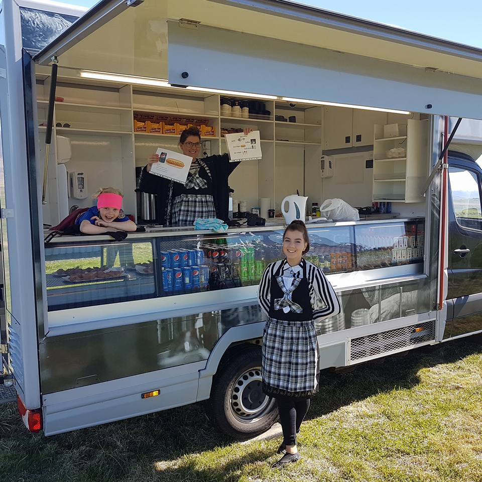 Mynd: María Hrönn Helgadóttir og Margrét Helga Hallsdóttir glaðhlakkalegar í vagninum en Maríanna Margeirsdóttir fyrir framan. Mynd: FB síða Glaumbaer-Food truck