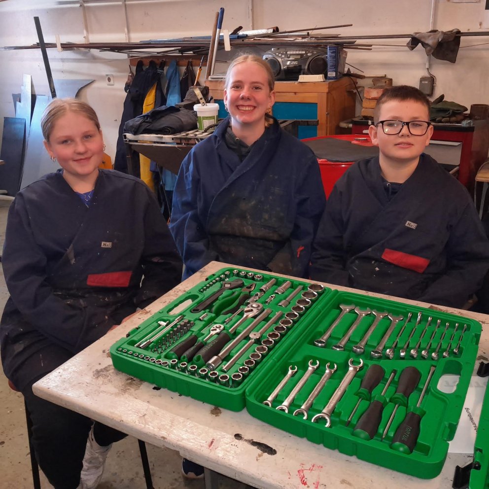 Sigurbjörg Svandís, Rakel Sonja, og Arnar Logi við kærkomið verkfærasett.MYND AÐSEND