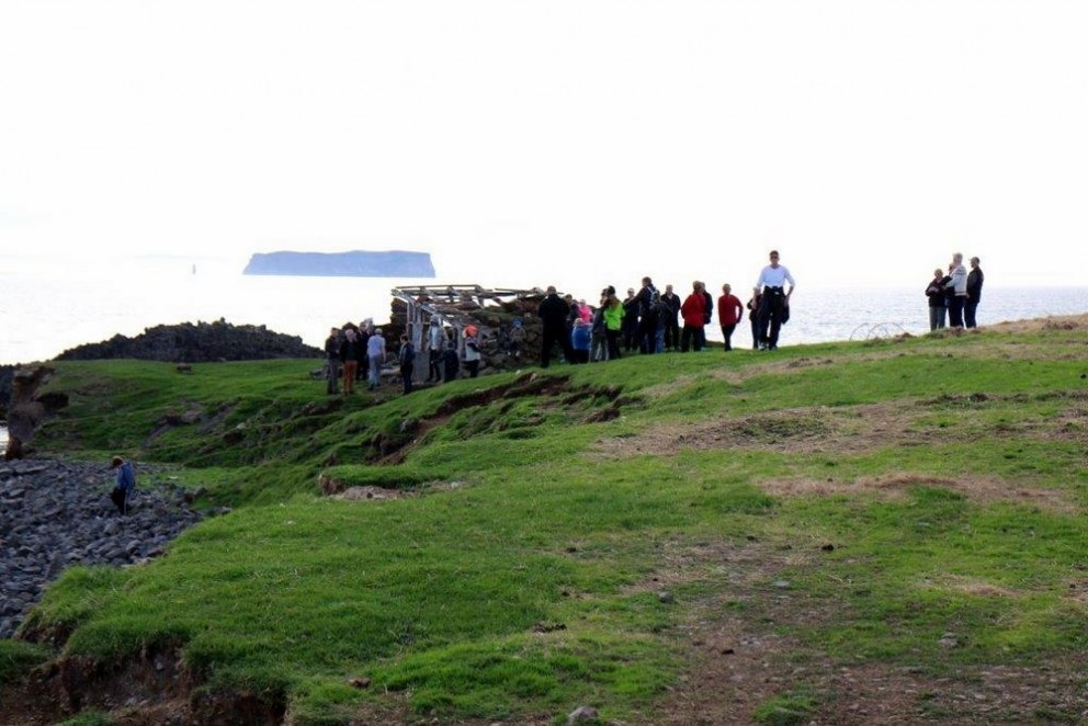 Fjölmenn ganga í fallegu veðri