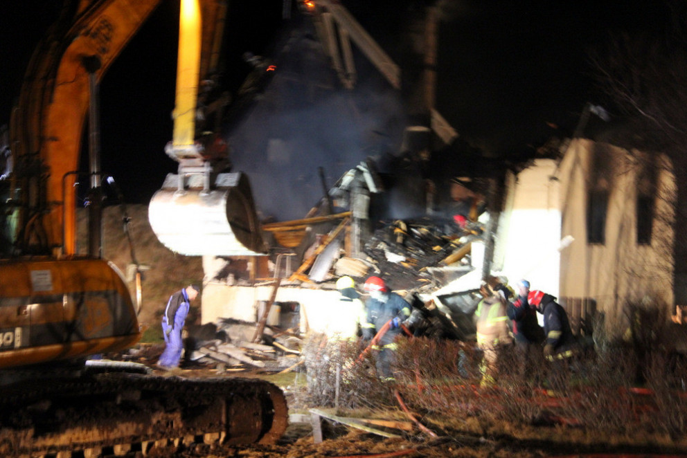 Húsið er gjörónýtt og hefur slökkvistarf staðið yfir síðan rétt fyrir fimm í dag. Mynd: AGS