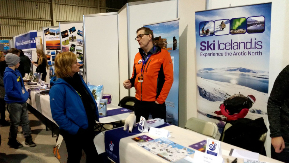 Viggó Jónsson hjá Drangeyjarferðum ræðir við sýningargest. Mynd: KSE