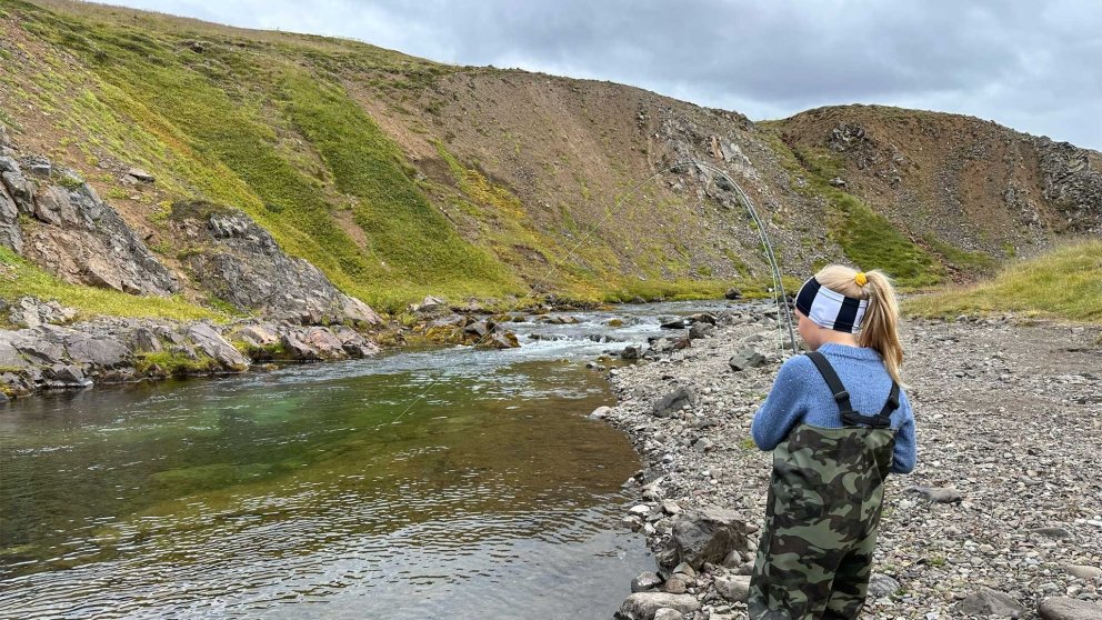 Ung stúlka við veiðar í Laxá í Laxárdal. Mynd: laxaskef.is