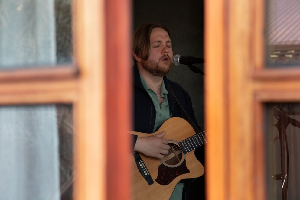 Sigvaldi Helgi Gunnarsson- Heima í stofu hjá Gunna og Guðnýju.MYND BRÍET GUÐMUNDSDÓTTIR