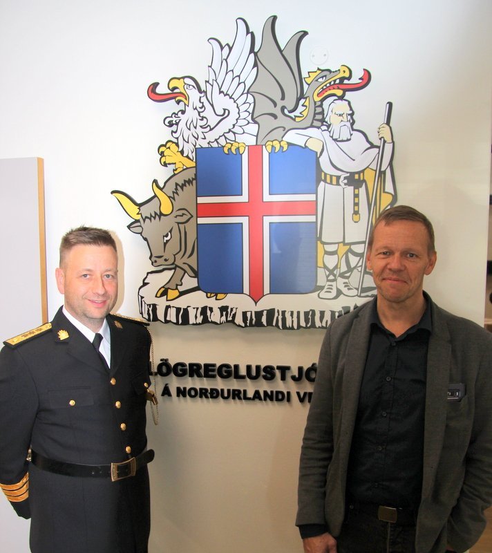 Gunnar Örn lögreglustjóri og Gísli Sigurðsson framkvæmdastjóri Tengils við opnun lögreglustöðvarinnar. Myndir:SHV