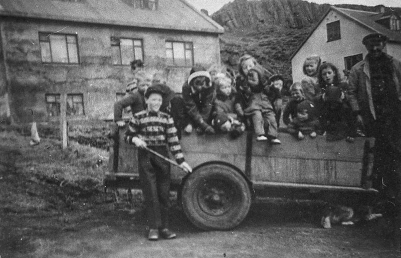 Gunnlaugur Björnsson á Harrastöðum með krakkana í Bankastræti vorið 1953 eða 1954 í mjólkurkerrunni sinni. Lengst til vinstri eru Biggi (Birgir Þórbjarnarson), Sveinn Torfi, Árni og Almar. Mynd: Ljósm. Ska.
