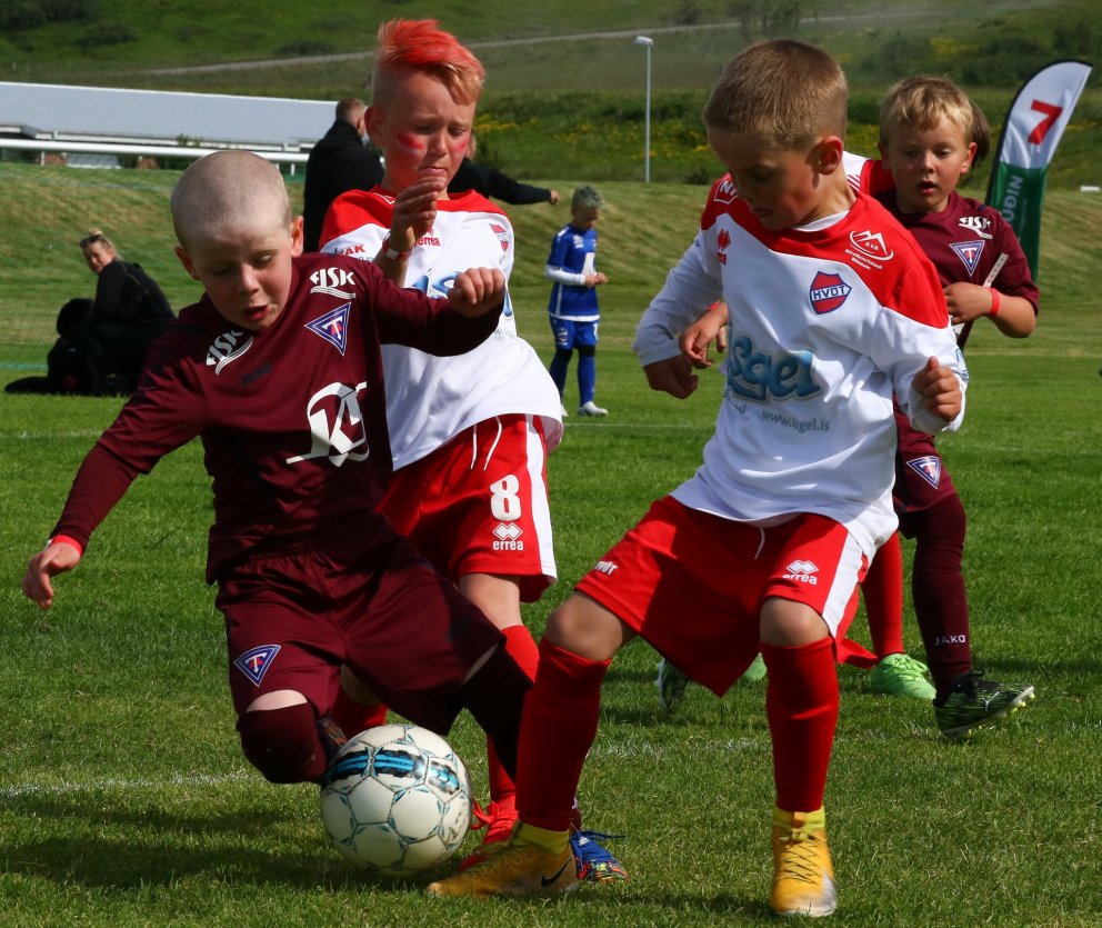 Hörkubarátta í leik heimamanna í Hvöt og Tindastóls. Mynd: Jóhann Sigmarsson.