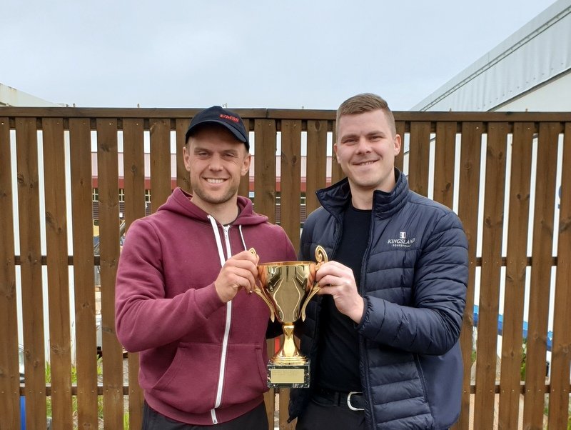 Guðlaugur Skúlason afhendir Ísaki Óla bikarinn fyrir íþróttamann Tindastóls. AÐSEND MYND.