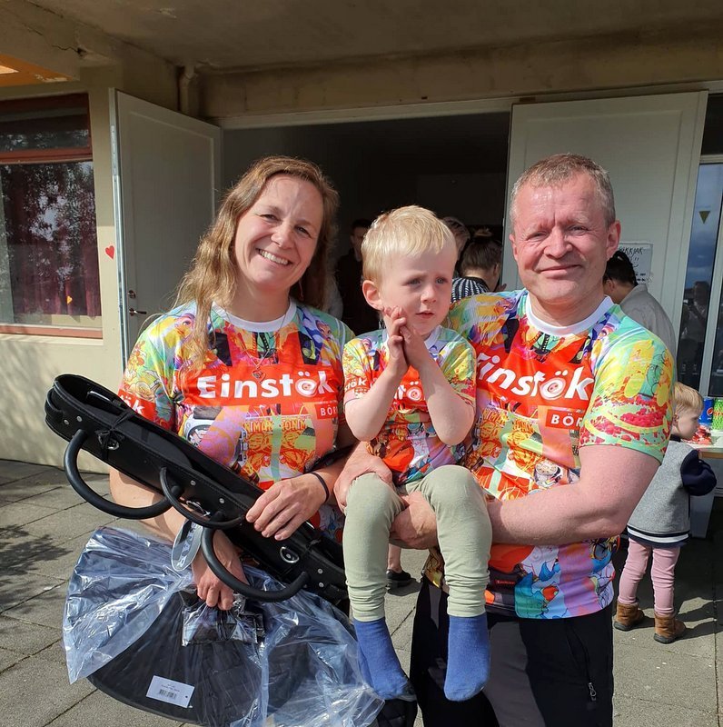 Egill með foreldrum sínum og glæsilegu gjöfinni
MYND: Aldís Olga Jóhannesdóttir