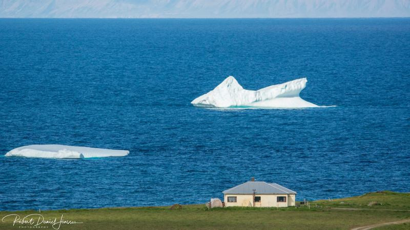 Borgarísjakinn í Húnaflóa. Mynd: Róbert Daníel Jónsson.