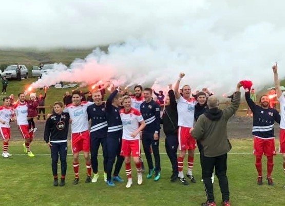 Það var geggjuð stemning í stúkunni og misstu sig allir þegar dómarinn flautaði leikinn af. Mynd: Svanur Ingi Björnsson