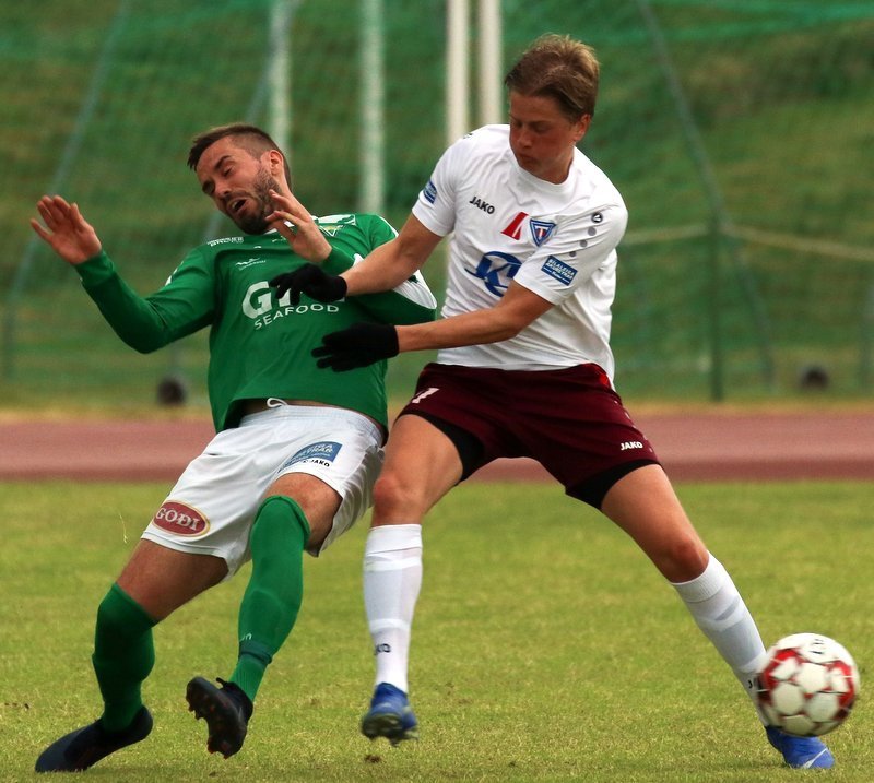 Það var hart barist í gær á Sauðárkróksvelli. MYND: Jóhann Sigmarsson
