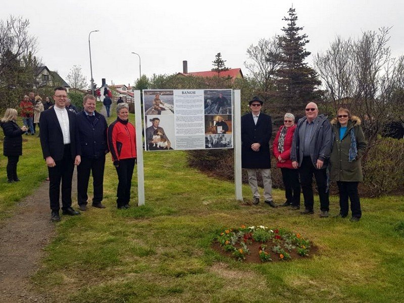 Minningarskiltið afhjúpað. Ljósmynd: Guðmundur Haukur