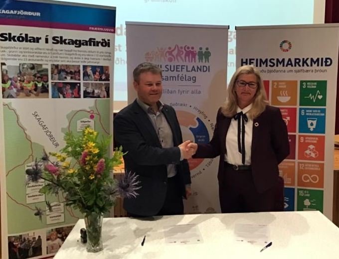 Sigfús Ingi Sigfússon sveitarstjóri og Alma Möller landlæknir undirrita samning um Heilsueflandi Samfélag á árlegum fræðsludegi skólanna í Skagafirði í fyrra. Mynd: skagafjordur.is