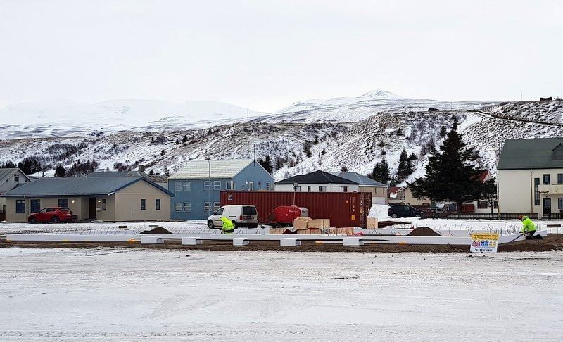 Meðfylgjandi mynd var tekin í gær en vinna er hafin við fyrsta húsið á svokölluðum Freyjugötureit á Sauðárkróki og fellur undir reglur Húsnæðis- og mannvirkjastofnunar um húsnæðissjálfseignarstofnanir. Áætlað er að um 60 íbúðir muni verða til næstu árin ýmist til sölu eða leigu. Aðrar myndir eru fengnar frá Hrafnshóli og áréttað skal að um kynningarmyndir eru að ræða og getur því endanlegt útlit orðið aðeins frábrugðið.