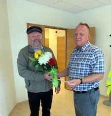 Glaðbeittur Dóri tekur við blómum frá Gylfa. Mynd: FISKseafood.