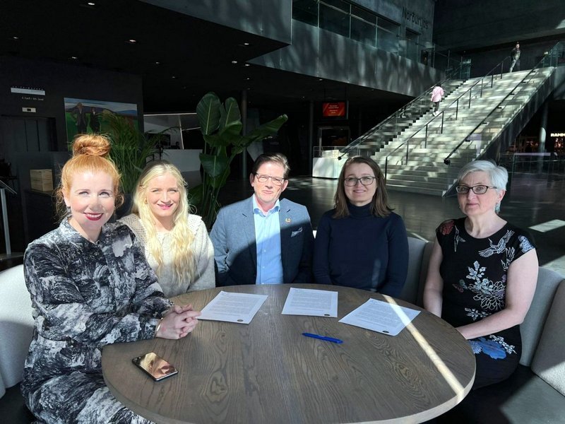Á myndinni undirrita fulltrúar SSNV, SSNE, EIMS og Háskólans á Hólum samstarfsyfirlýsinguna. Sesselja Barðdal (Eimur), Anna Lind Björnsdóttir (SSNE), Rögnvaldur Guðmundsson (SSNE), Unnur Valborg Hilmarsdóttir (SSNV) og Erla Björk Örnólfsdóttir (Hólar).