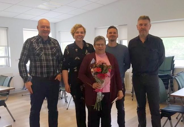 Hólmfríður tekur við viðurkenningarvotti. Með henni á myndinni eru: Ásmundur Baldvinsson, Hulda Björg Jónsdóttir, Ívar Már Marteinsson og Guðni Ólafsson. Ljósmynd: Fisk Seafood.