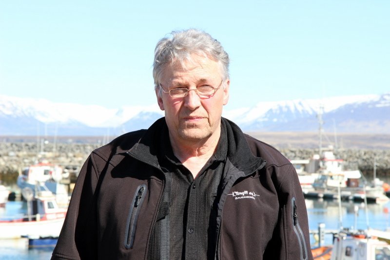 Ingi Sighvats segir frá skemmtilegu ævintýri sem átti sér stað á vordögum 1965 er hafís barst inn Skagafjörð og lokaði firðinum með þeim afleiðingum að myndarleg loðnutorfa varð innlyksa sem hann tók þátt í að veiða. Á þessari mynd stendur hann á landfyllingu við smábátahöfnina á Sauðárkróki, þar sem veiðarnar fóru m.a. fram áður.