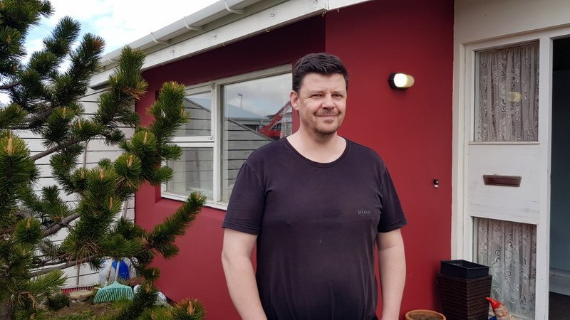 Skagfirðingurinn Ragnar Bjarnason er byggingarverkfræðingur og starfar sem útibússtjóri Verkís á Akureyri. Hér er hann fyrir framan hús móður sinnar á Sauðárkróki. Mynd: PF.