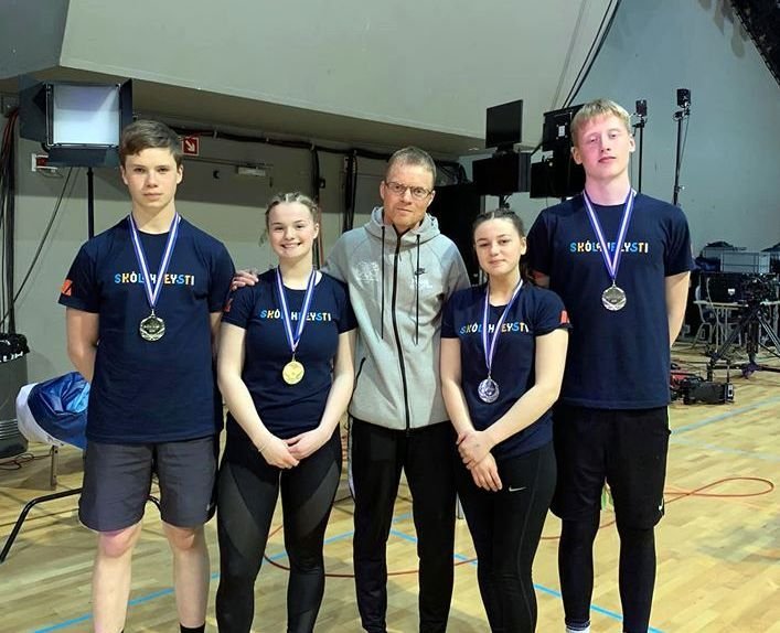 Keppendur Grunnskólans Húnaþings vestra ásamt Magnúsi Eðvalds. Mynd: Facebooksíða Skólahreysti.