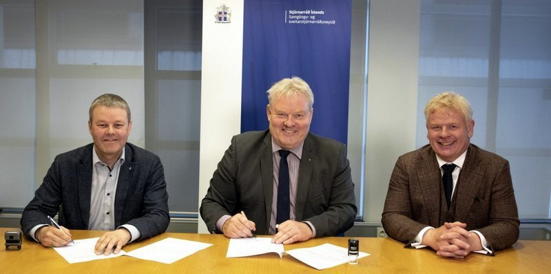 Frá undirritun sl. föstudag. Frá vinstri: Sigfús Ingi Sigfússon sveitarstjóri, Sigurður Ingi Jóhannsson samgöngu- og sveitastjórnarráðherra og Haraldur Benediktsson varaformaður fjarskiptasjóðs. Mynd: skagafjordur.is