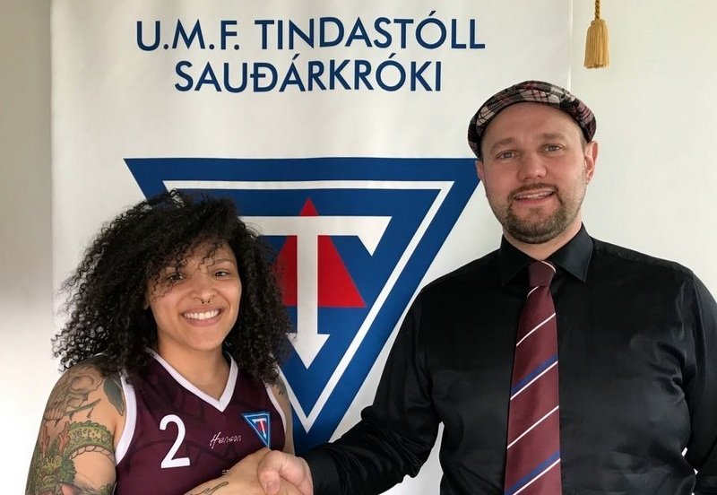 Tess með Ingólfi formanni körfuknattsdeildarinnar. MYND: TINDASTÓLL