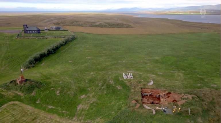 Hér sést hvar klaustrið er staðsett rétt við Þingeyrarkirkju. Skjáskot af ruv.is