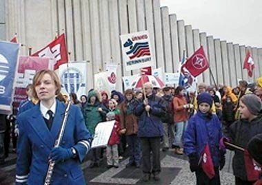 Köfuganga að leggja af stað frá Hallgrímskirkju í Reykjavík á 1. maí árið 2000. Mynd tekin af Vísindavefnum.
