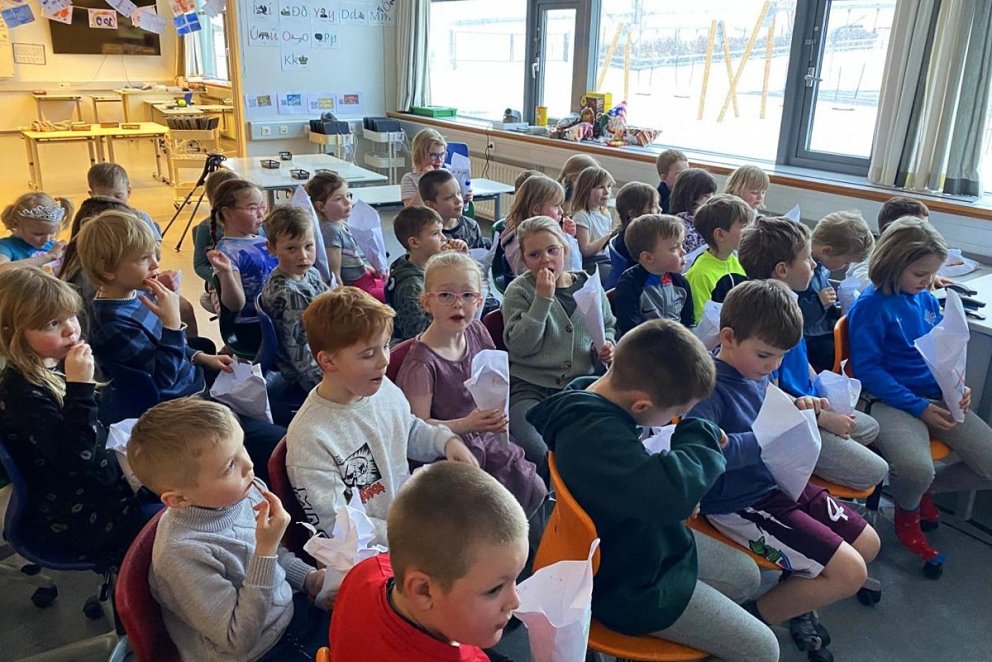 Nemendur glaðbeittir á 100 daga hátíðinni. MYND AF VEF ÁRSKÓLA