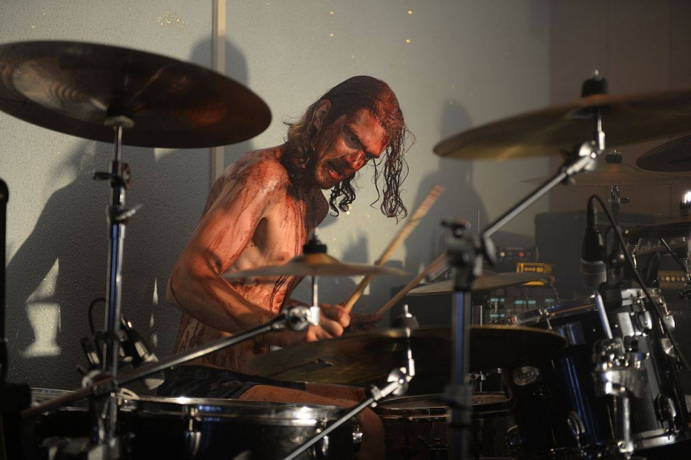 Blóðugir og allsberir á reykfylltu sviðinu