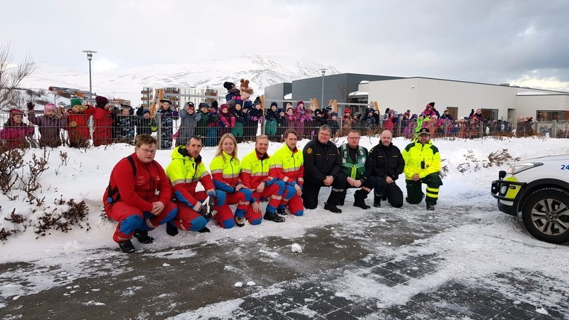 Björgunarsveit, slökkvilið og lögregla kveiktu á ljósum og sírenum tækja sinna við mikla lukku krakkana í Ársölum á Sauðárkróki. Myndir: PF.
