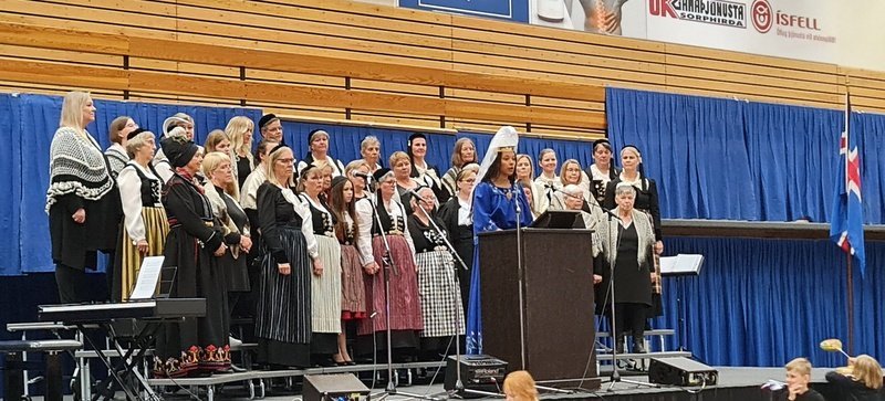 Fjallkonan Andrea Maya Chirikadzi flytur ljóð eftur Friðrik Hansen