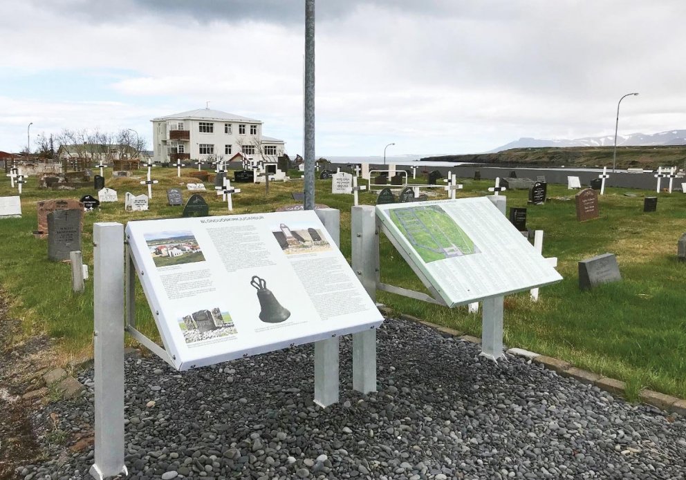 Upplýsingaskilti í kirkjugarðinum á Blönduósi. MYNDIR FRÁ VALLA OG FLEIRUM