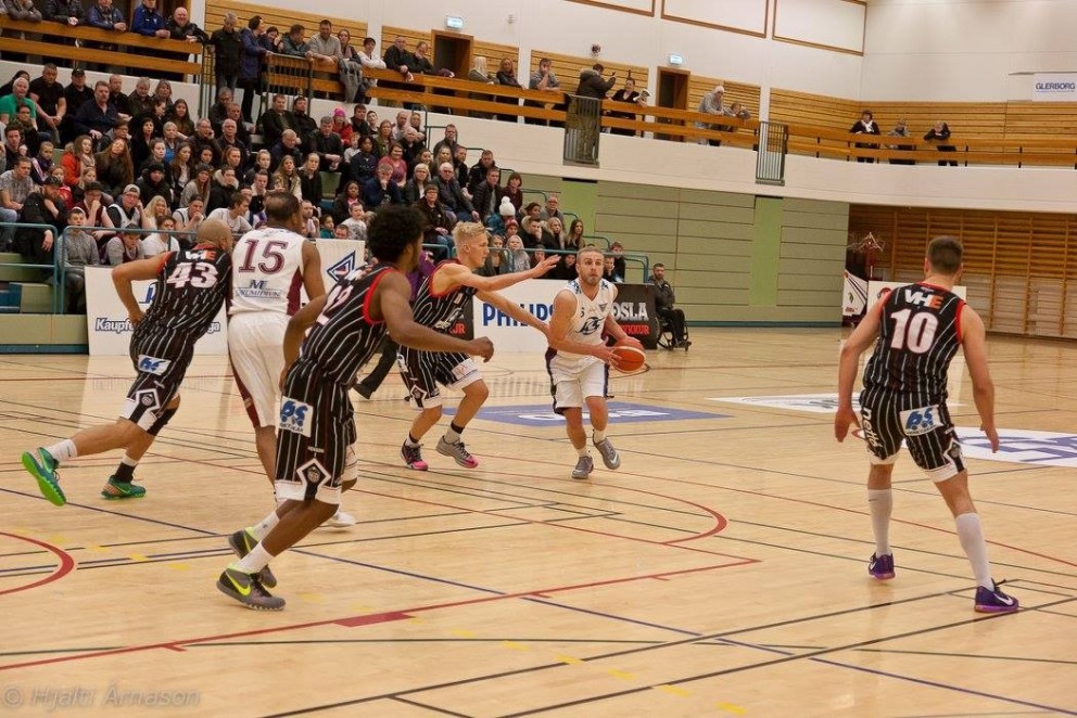 Arnþór Freyr Guðmundsson á fleygiferð með boltann. Ljósm./Hjalti Árna.