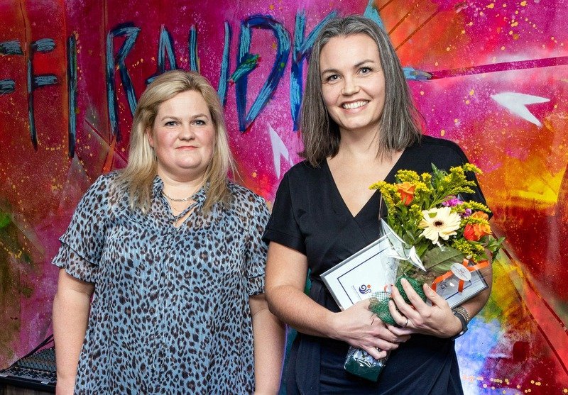 Arnheiður Jóhannsdóttir, framkvæmdastjóri MN og Freyja Rut Emilsdóttir sem tók við viðurkenningunni fyrir hönd 1238: Battle of Iceland. Mynd: northiceland.is