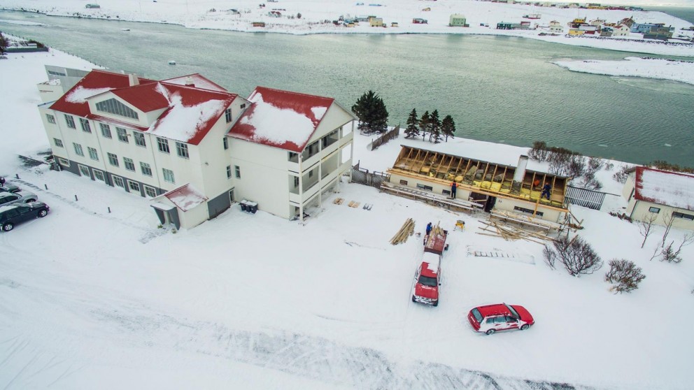 Smiðir endurnýja þakið á Árbraut 33, við Kvennaskólann á Blönduósi. Mynd/Róbert Daníel Jónsson.