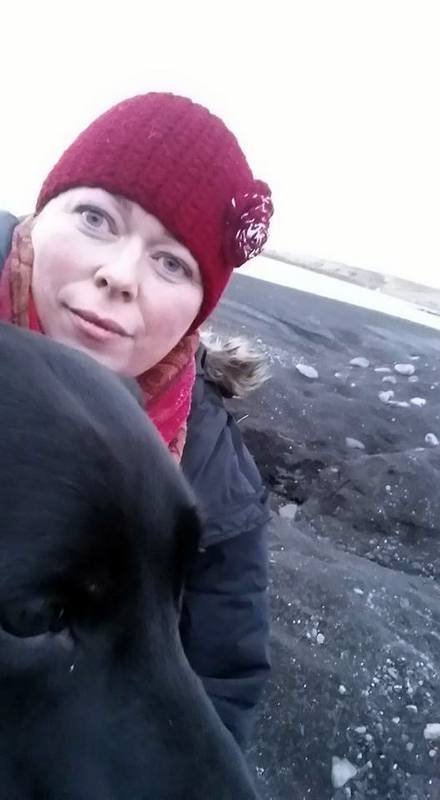 Edda ásamt tíkinni Snotru. Eyrnabandið heklaði sú fyrrnefnda. Aðsendar myndir.