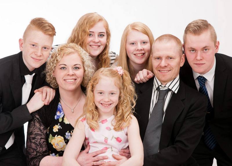 Matgæðingarnir Hulda og Konráð með börnunum sínum fimm. Aðsend mynd.