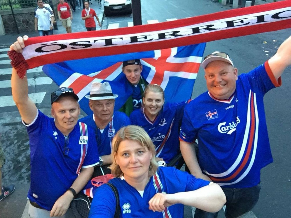 Mæðgurnar Guðný Hrund Karlsdóttir og Kristrún Ásta Arnfinnsdóttir, ásamt fleiri stuðningsmönnum Íslands, á Evrópumótinu í knattspyrnu í Frakklandi. Mynd/úr einkasafni.