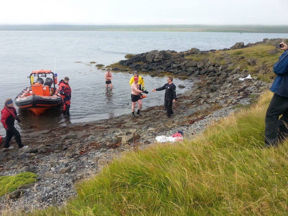 Gunnlaugur gengur á land við Framnes/Mynd: Tekin af Facebooksíðu Björgunarsveitarinnar Húnar