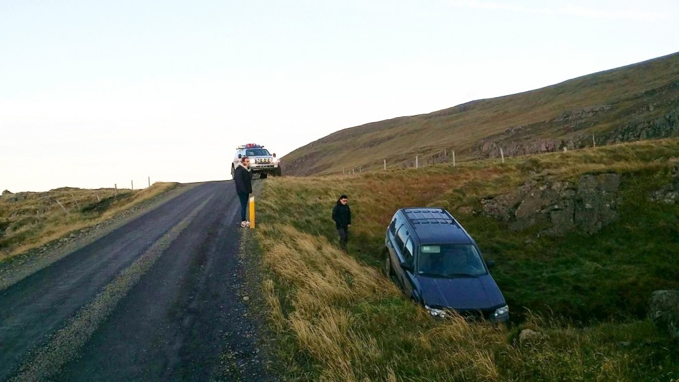 Bíll ferðamannanna hafnaði utan vegar við Geitafell á Vatnsnesi. Ljósm./Fb-síða Húna.