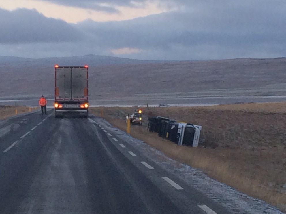 Flutningabíllinn sem valt í Hrútafirði á mánudagskvöld. Mynd: ÞHS.